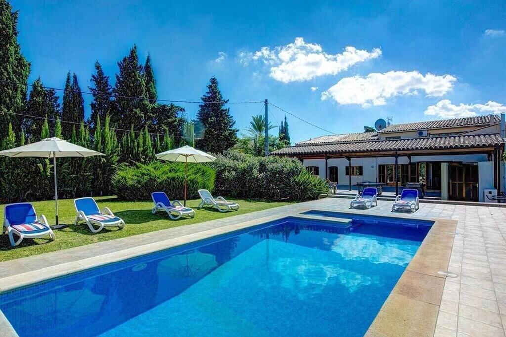 Perfect Location! A Country By Renthousing Villa